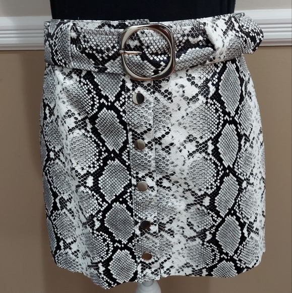 Women's K. ZELL Faux snakeskin short skirt. Medium. - Picture 2 of 5